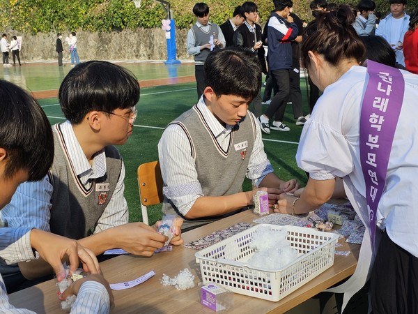 명석고등학교 학생이 심콩이를 옷입히는 활동을 하고 있다(사진=넥스트타임즈) 